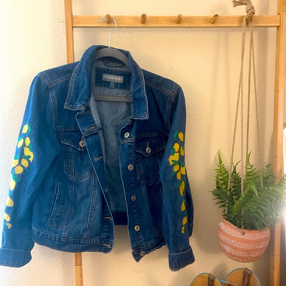 EMBROIDERED DETAIL DENIM JACKET
